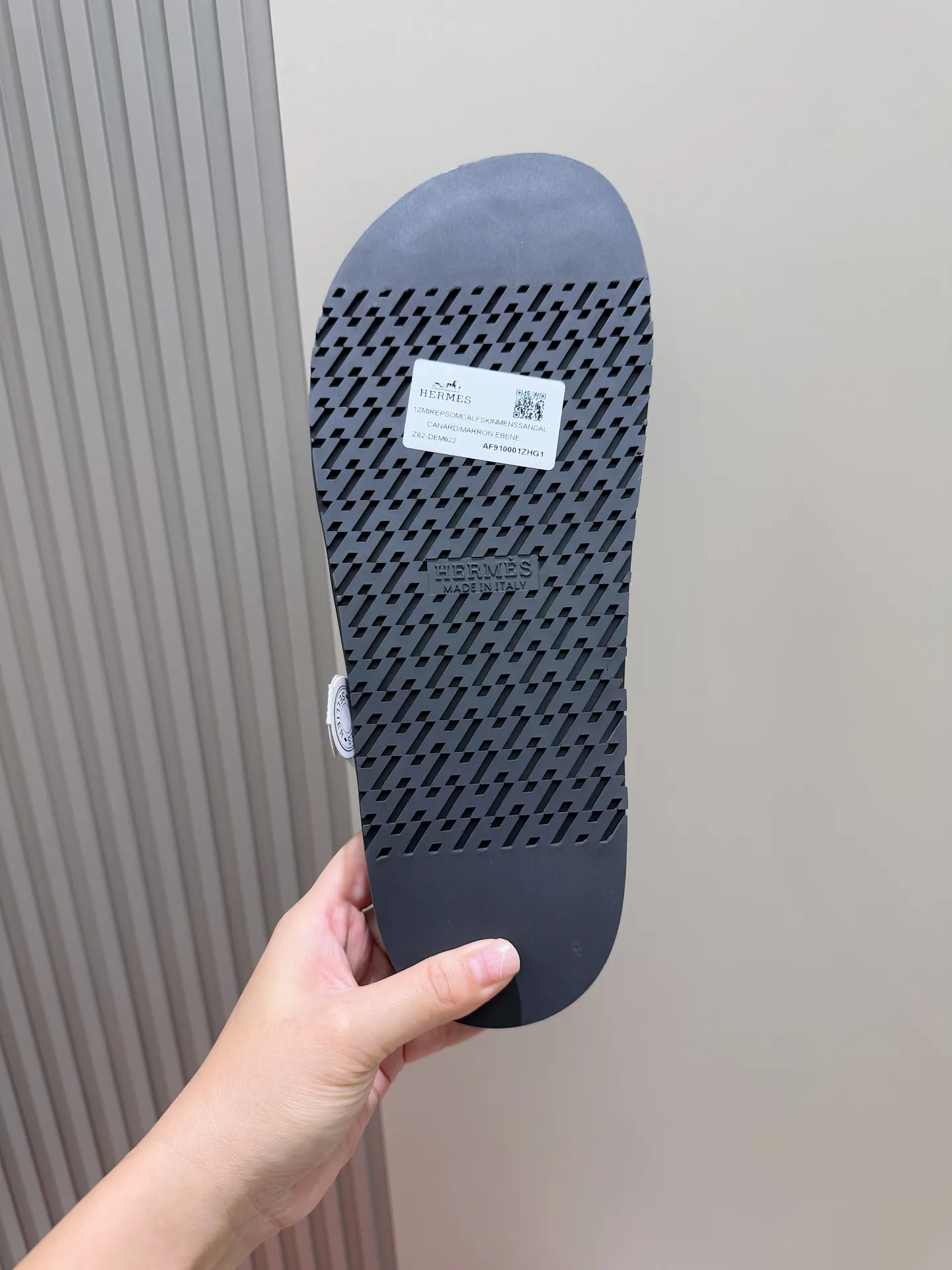 p300💰Men's Shoes Hermes Men's Kazimir Slippers - Top quality woven calfskin functional sandals with an intertwined upper inspired by the "H" iconic pattern to create a casual look, perfect for summer. Imported cowhide + cowhide lining + rubber outsole Size: 39-44 (customized at 38.45.46)